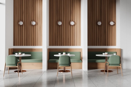 Einrichtungsplanung und Produktauswahl Moderne Sitzecken mit maßgefertigten Holzelementen und grünen Polstern für individuelle Einrichtungsplanung