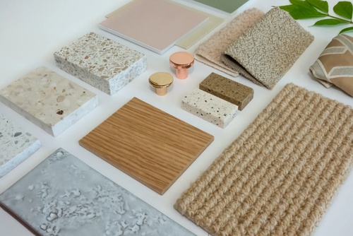 Farb- und Materialkonzept Moodboard mit Materialmustern, Farbpalette und Textilien zur Entwicklung harmonischer Farb- und Materialkonzepte