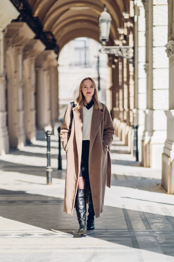 Ekaterina Vetter, Innenarchitektin aus Wien, in elegantem Outfit vor klassischer Wiener Architektur