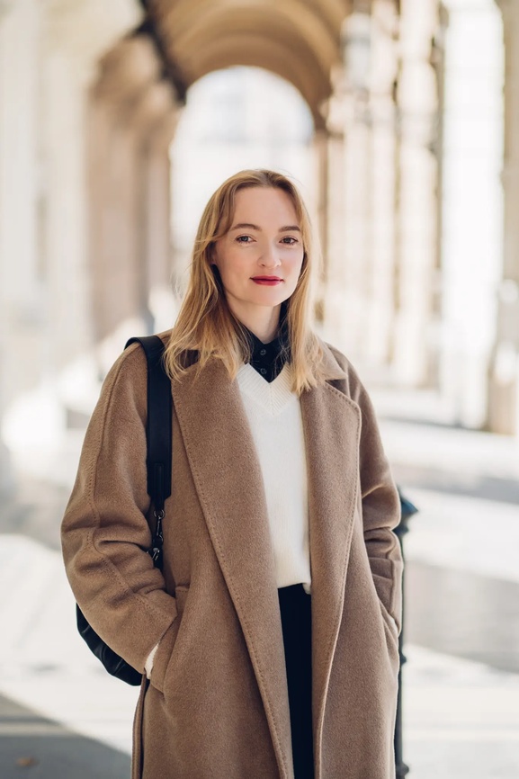 Ekaterina Vetter – Ihre Innenarchitektin Ekaterina Vetter, Innenarchitektin aus Wien, in elegantem Outfit vor klassischer Wiener Architektur