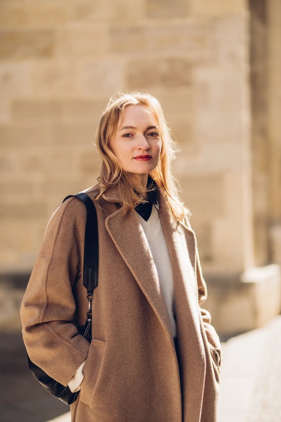 Kati Vetter – Interior Designerin aus Wien Porträt von Kati Vetter, Interior Designerin aus Wien, vor historischer Architektur mit warmem Licht und professionellem Auftreten